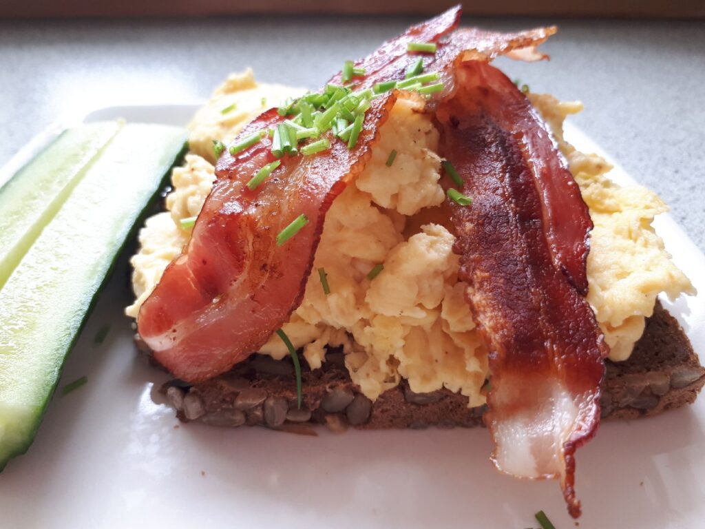 Scrambled æg a la William med ristet rugbrød