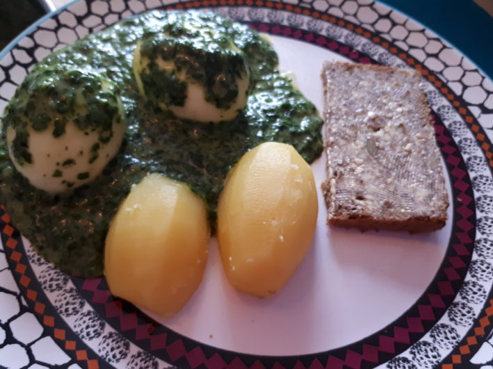 skidne æg med spinat