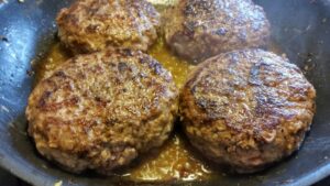 Dansk bøf med bløde løg