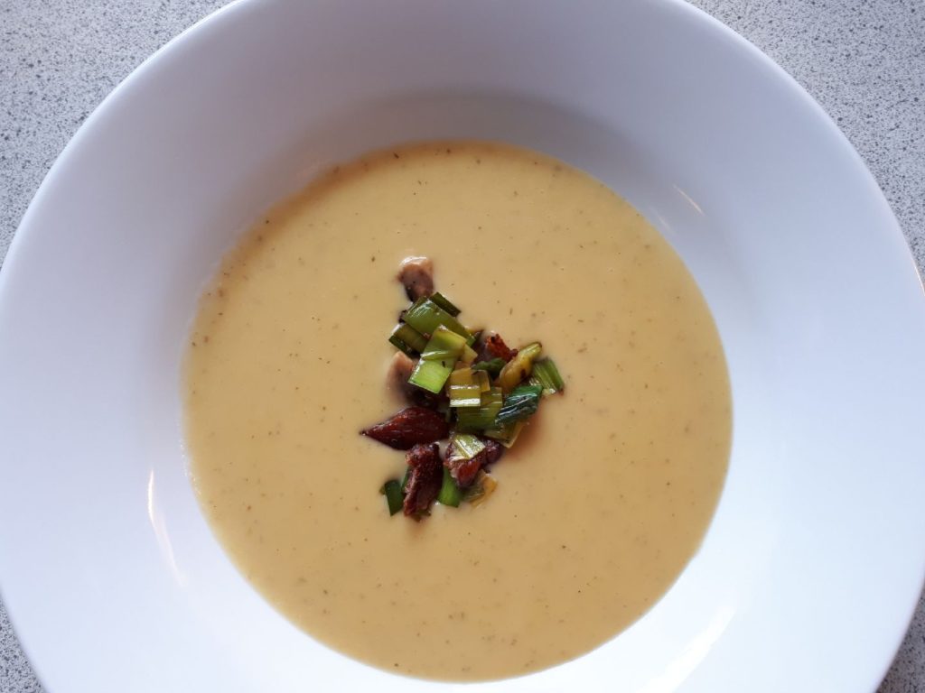 Kartoffel og porresuppe