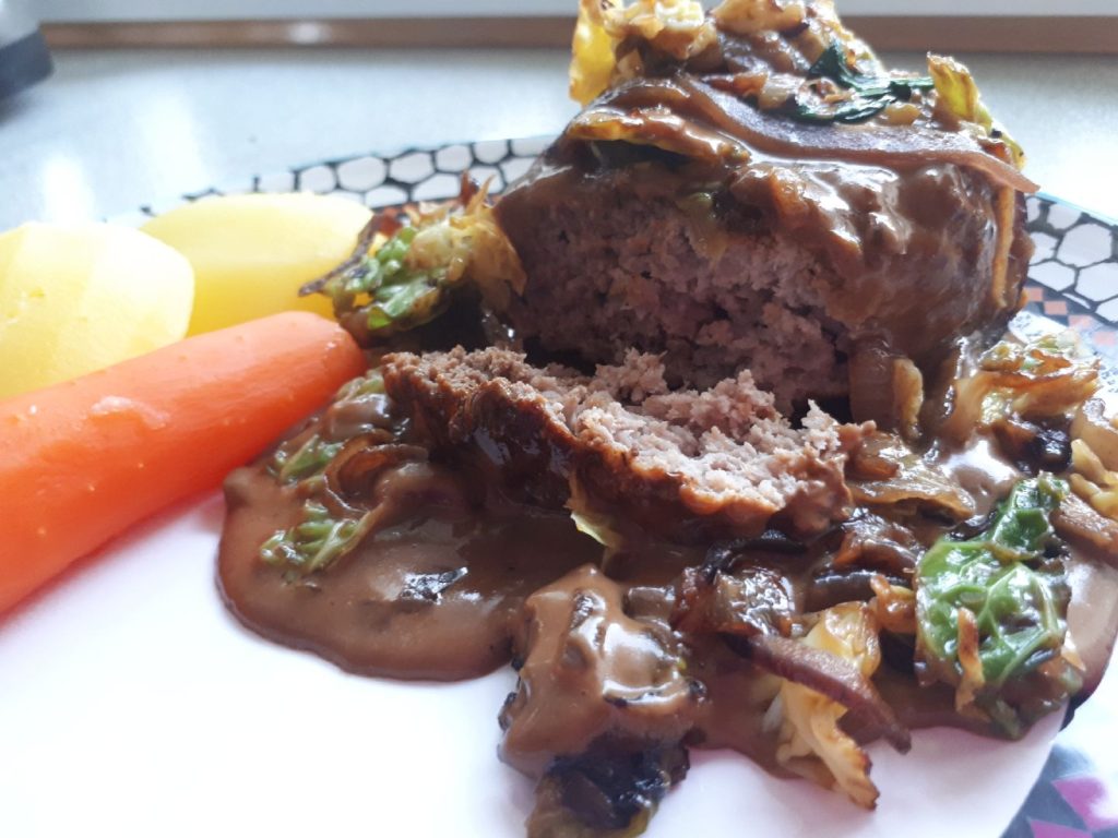 Dansk bøf med bløde løg