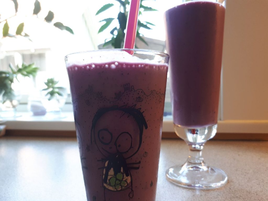 Sund Milkshake med Jordbær og blåbær