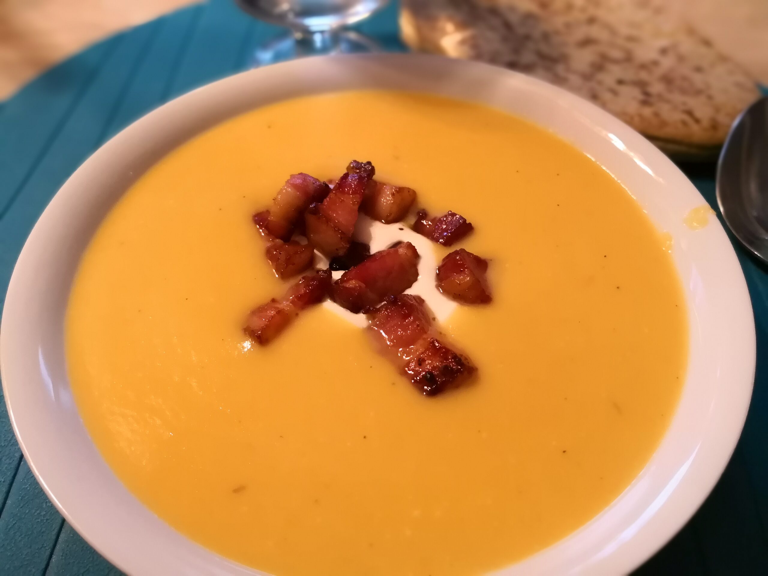 Græskarsuppe med cremefraiche og bacon