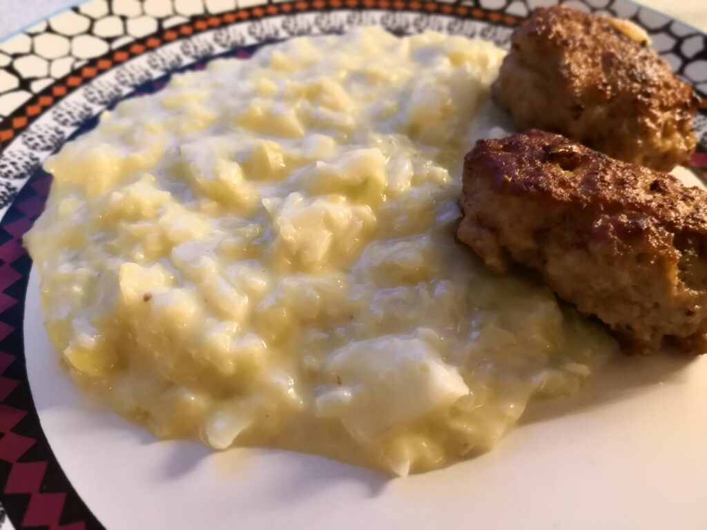 stuvet spidskål med frikadeller