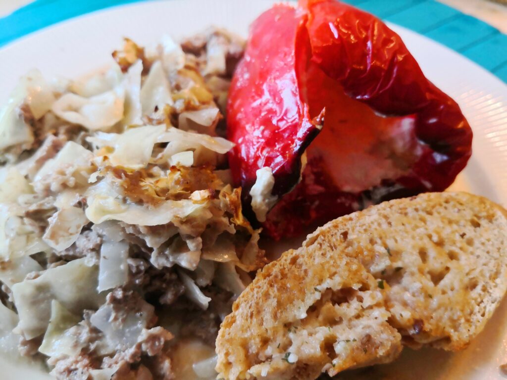 Fyldte peberfrugter på bund af spidskål og oksekød.