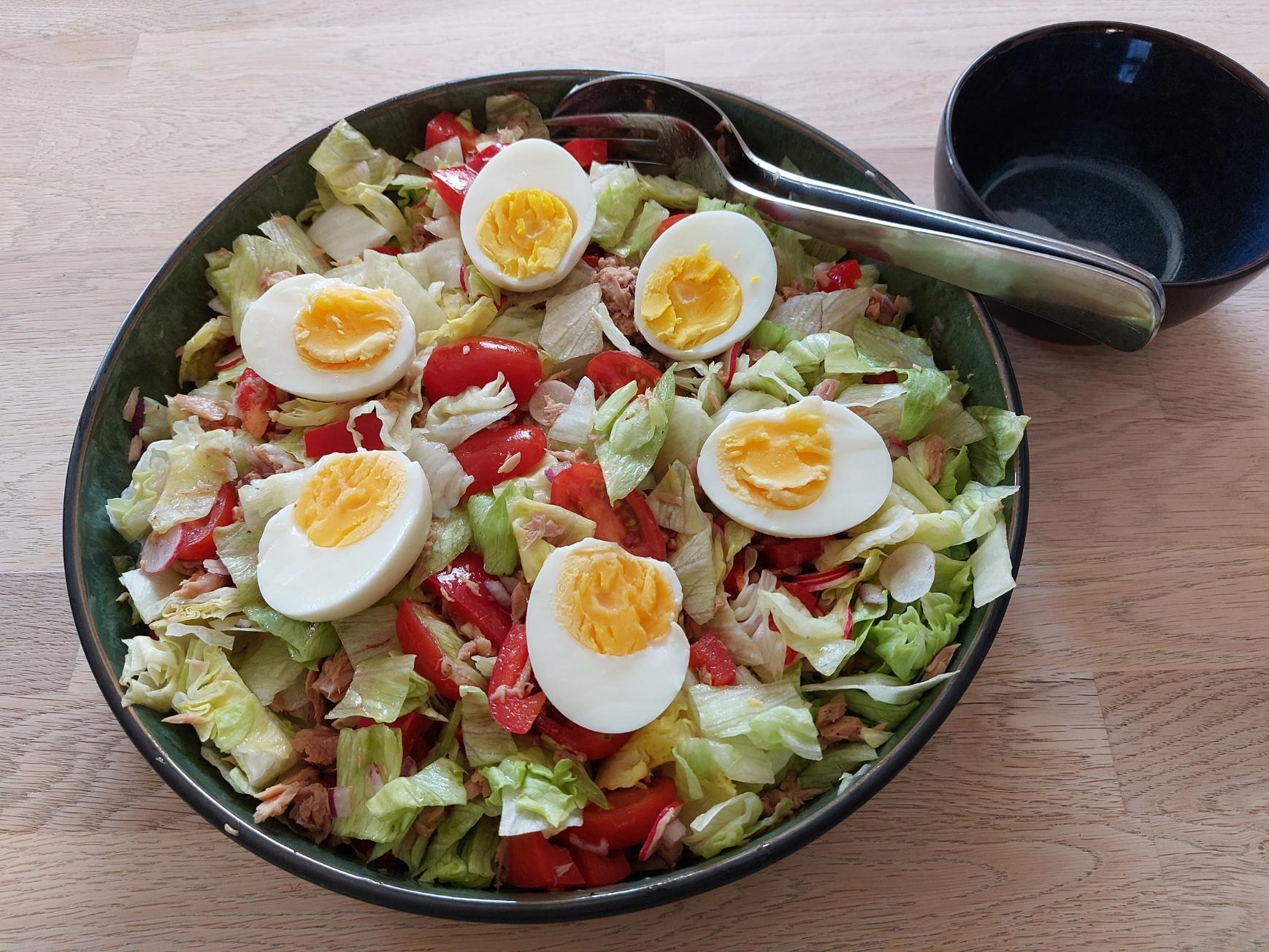 Salat med tun og æg