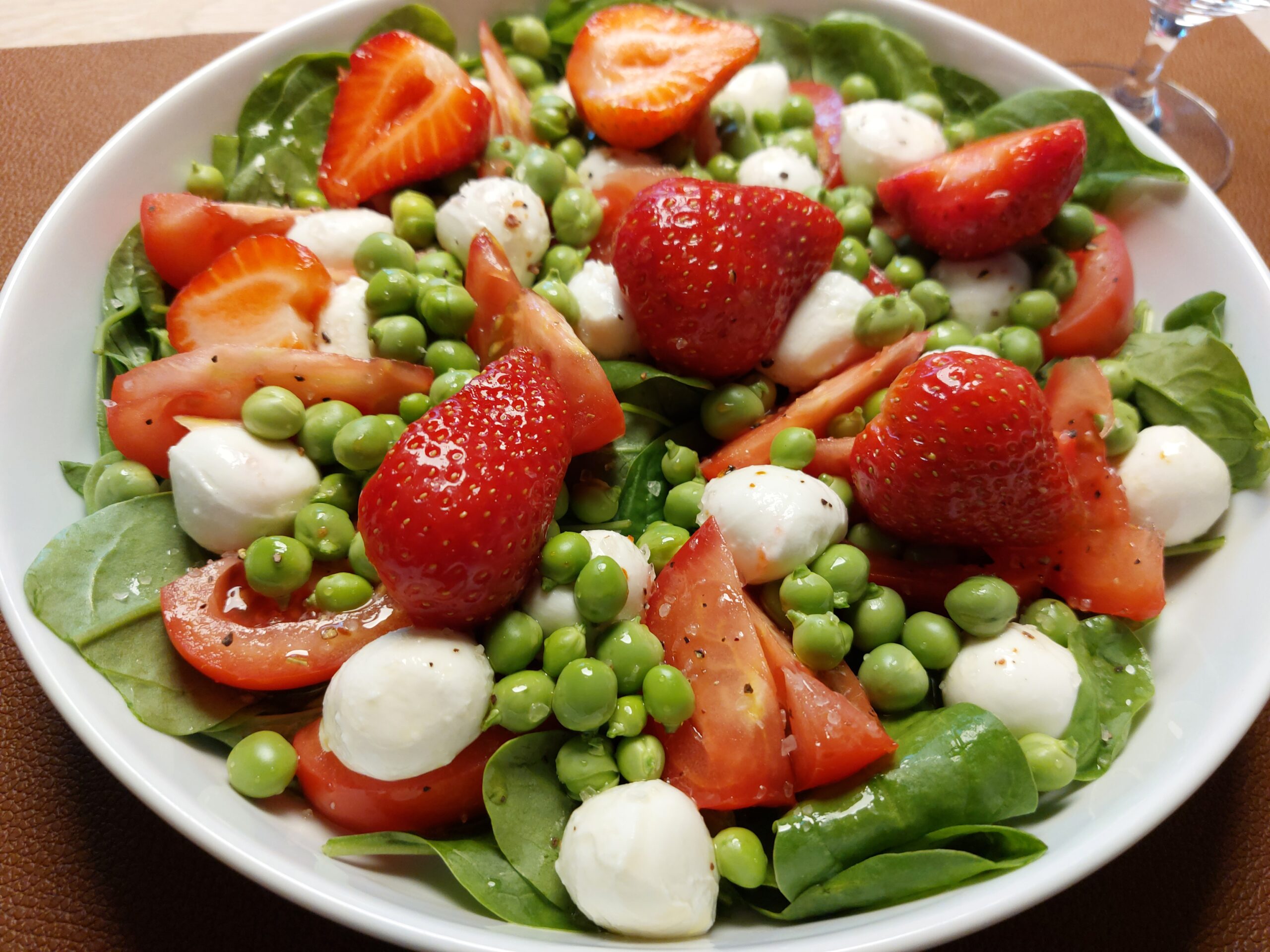 Grøn salat med spinat og mini mozzarella